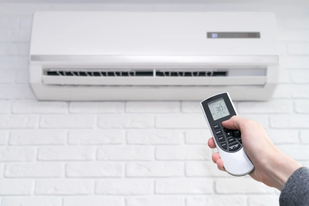 Klimagerät-Temperaturregelung mit Fernbedienung im Zimmer zu Hause